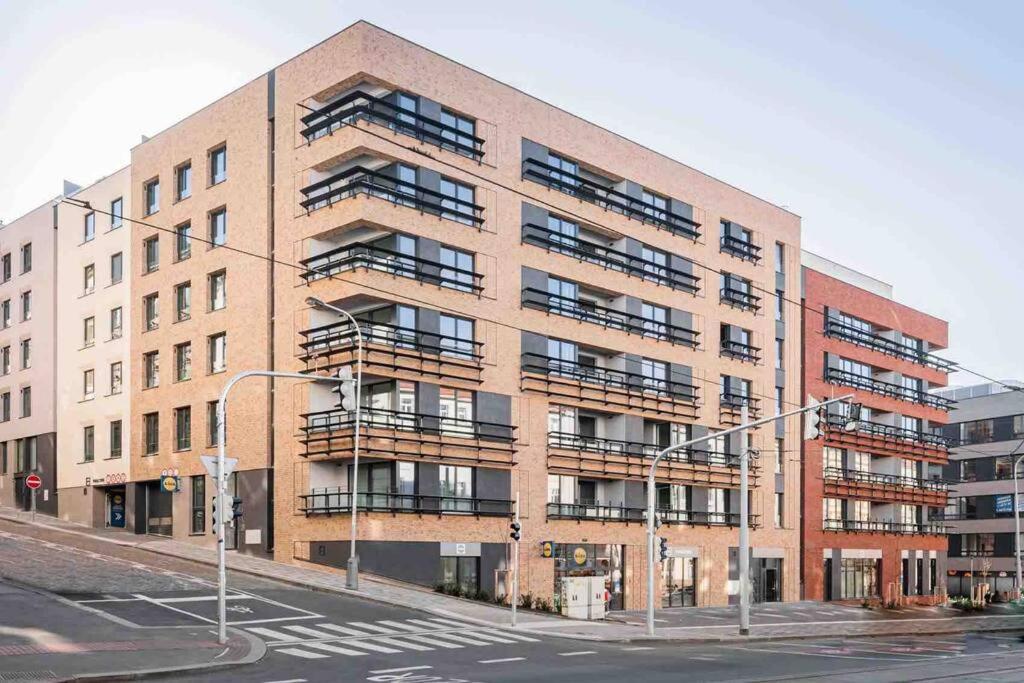 Newly Built Apartment With Balcony, Ac And Free Indoor Garage براغ المظهر الخارجي الصورة