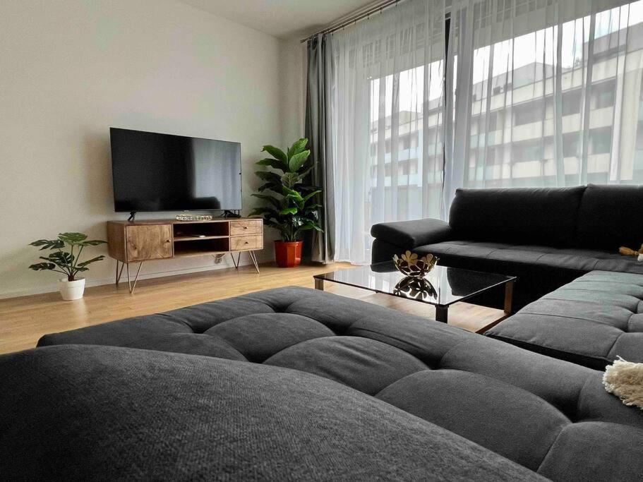 Newly Built Apartment With Balcony, Ac And Free Indoor Garage براغ المظهر الخارجي الصورة
