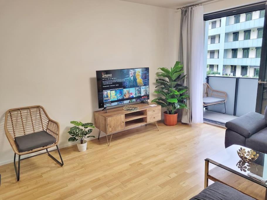 Newly Built Apartment With Balcony, Ac And Free Indoor Garage براغ المظهر الخارجي الصورة