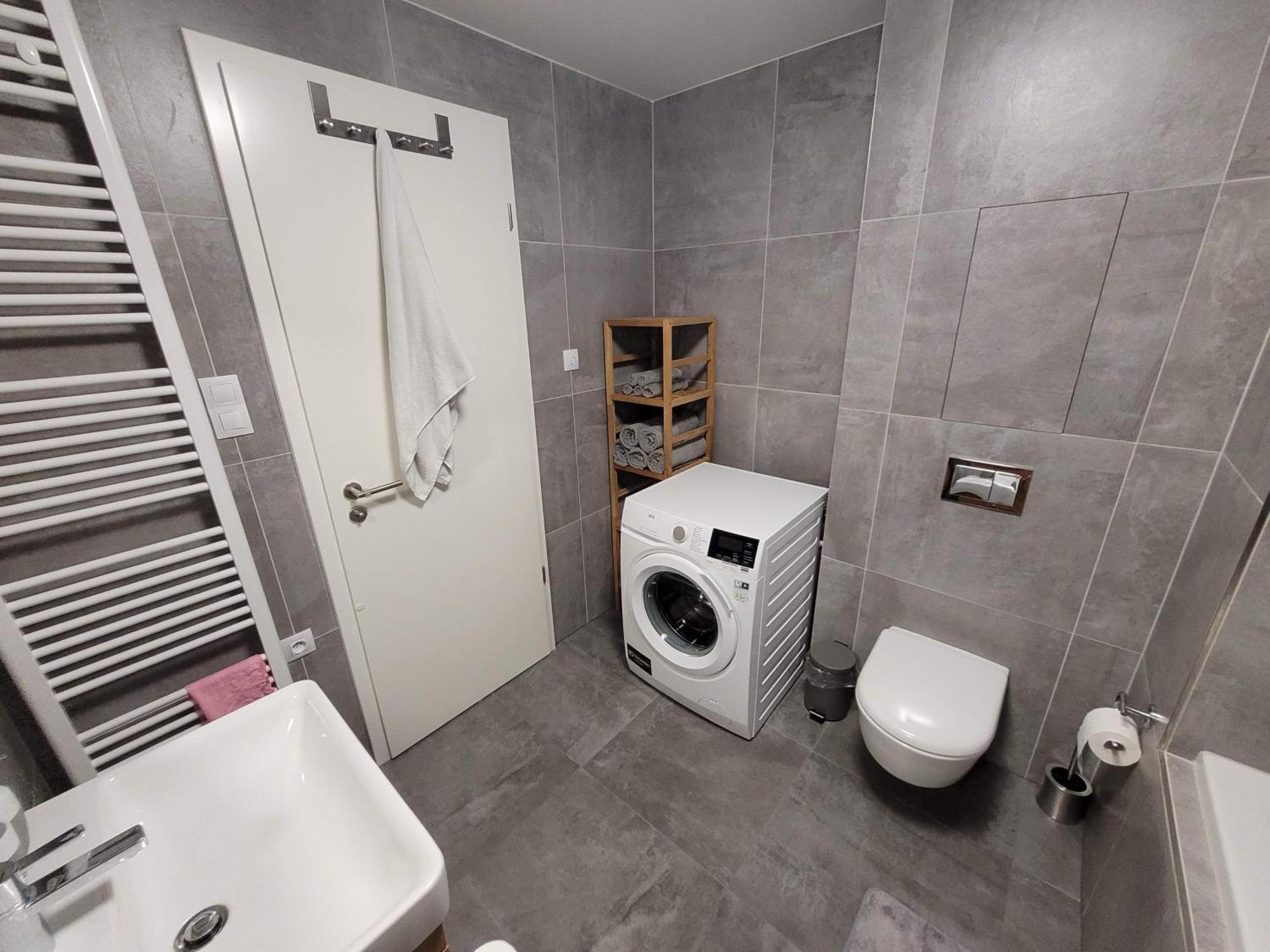 Newly Built Apartment With Balcony, Ac And Free Indoor Garage براغ المظهر الخارجي الصورة