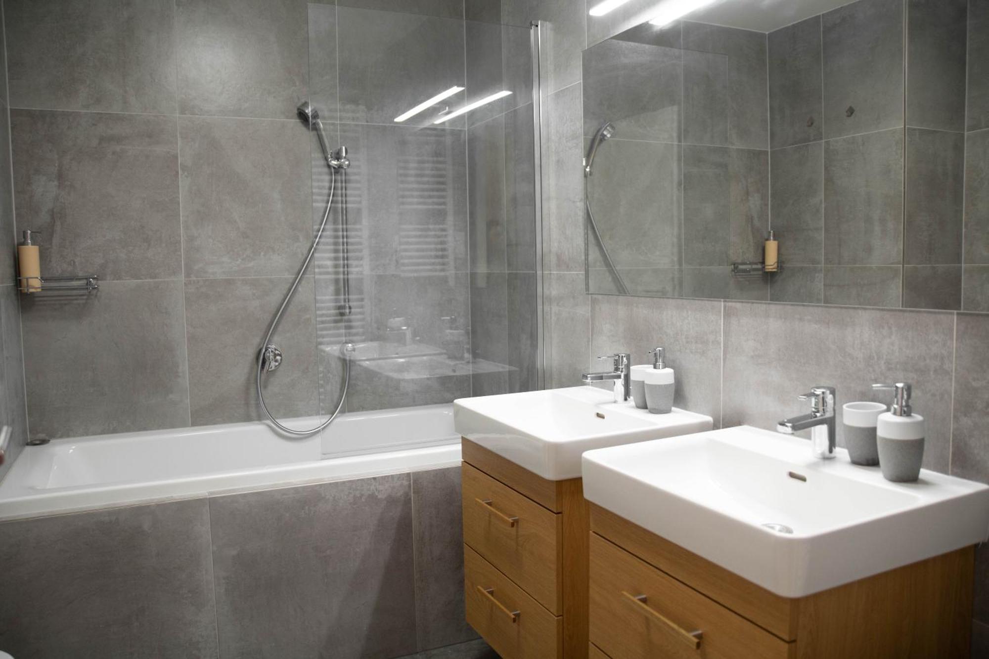 Newly Built Apartment With Balcony, Ac And Free Indoor Garage براغ المظهر الخارجي الصورة