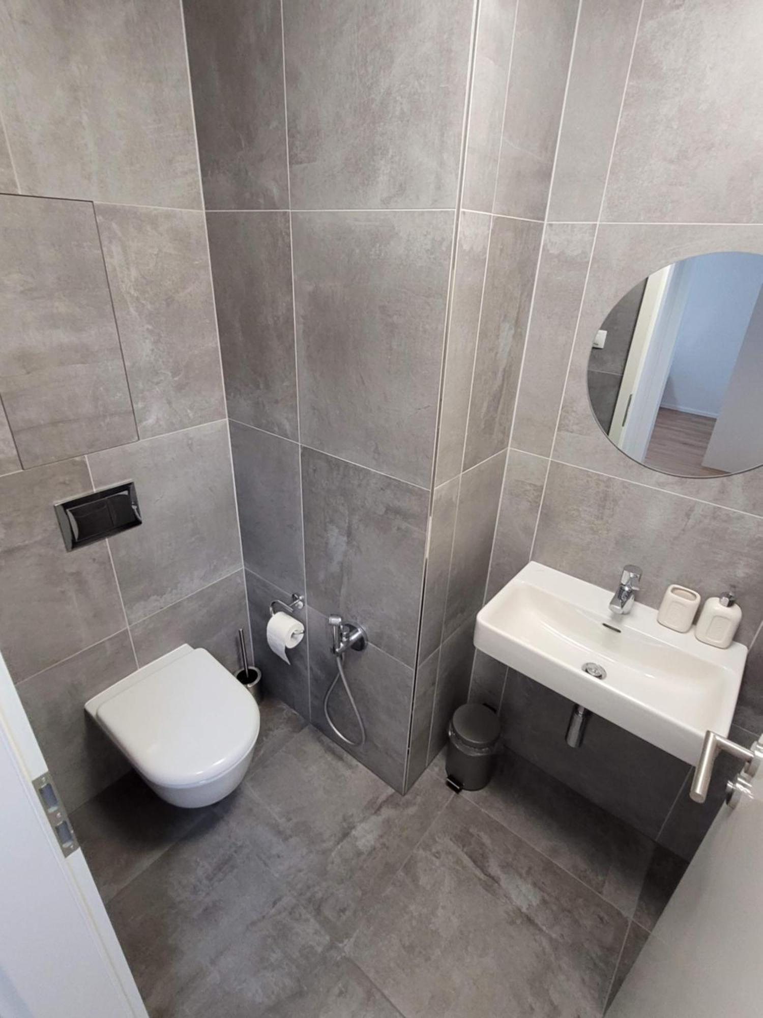 Newly Built Apartment With Balcony, Ac And Free Indoor Garage براغ المظهر الخارجي الصورة