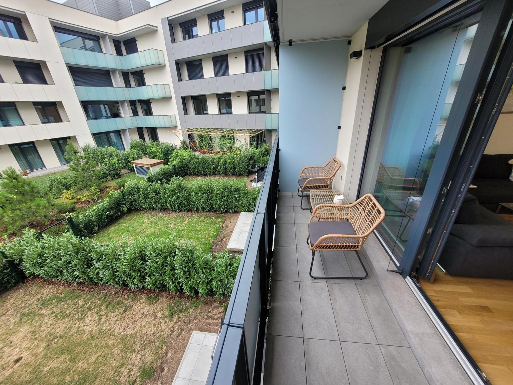 Newly Built Apartment With Balcony, Ac And Free Indoor Garage براغ المظهر الخارجي الصورة